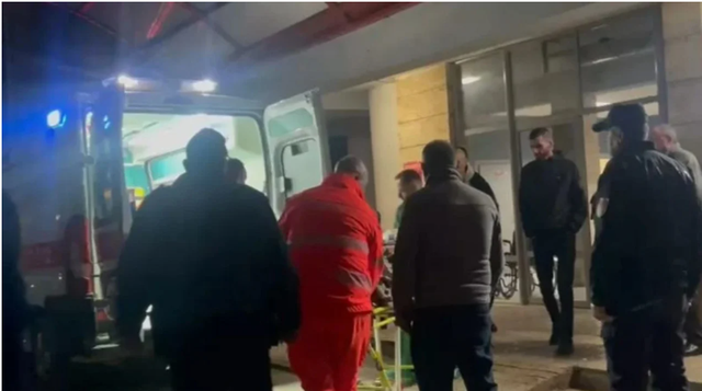 Detaje/ U godit me thikë në qafë në prani të një