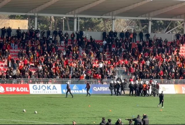 Përplasje e dhunshme në derbin Partizani-Tirana, lëndohen disa