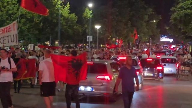 Akuzat/ Bllokuan rrugët e Tiranës përtej orarit të njoftuar,