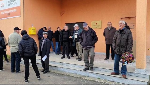 Fier/ Qytetarët, protestë para Kadastrës: Zvarritje, kemi 30 vite
