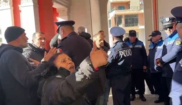 “Hapeni derën, ose do e thyejmë”, tensione sërish