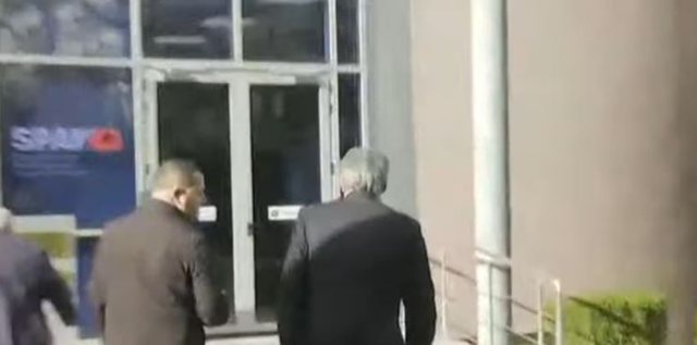 Berisha mbërrin në SPAK, militantët protestojnë për