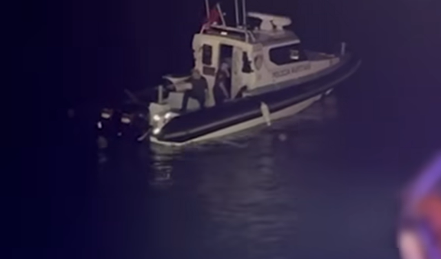 Njëri u hodh në det me armën në çantë/