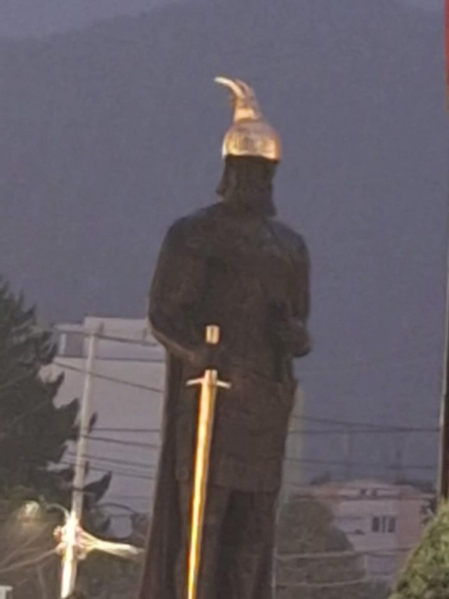 FOTO/ Vandalizëm ndaj shtatores së Skënderbeut në Prizren,