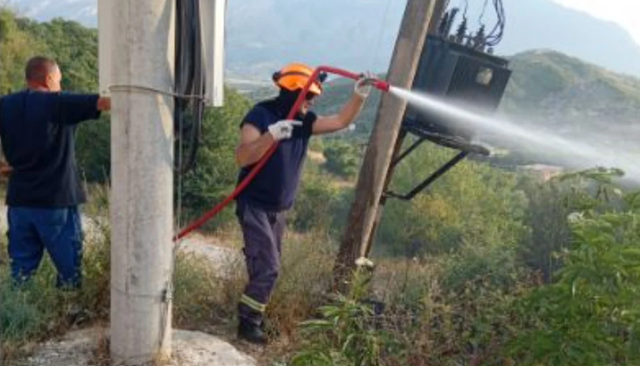 Zjarre në dy transformatorë elektrikë në Gjirokastër,