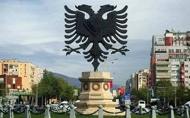 FOTO/ 'Fluturimi' drejt Veriut: U hoq nga hyrja e Tiranës para 6