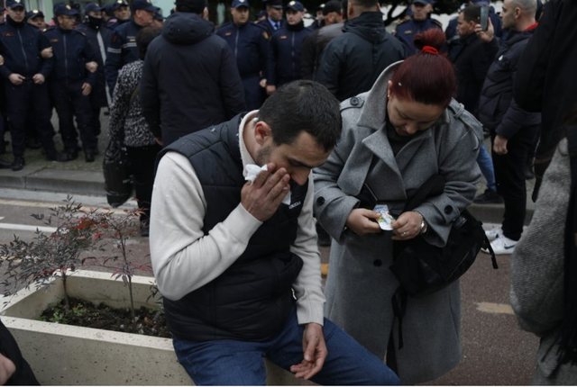 FOTOT/ Policia shoqëron përkrahësit e “Shqipëria
