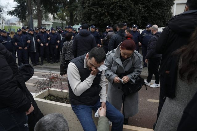 FOTOT/ Policia shoqëron përkrahësit e “Shqipëria
