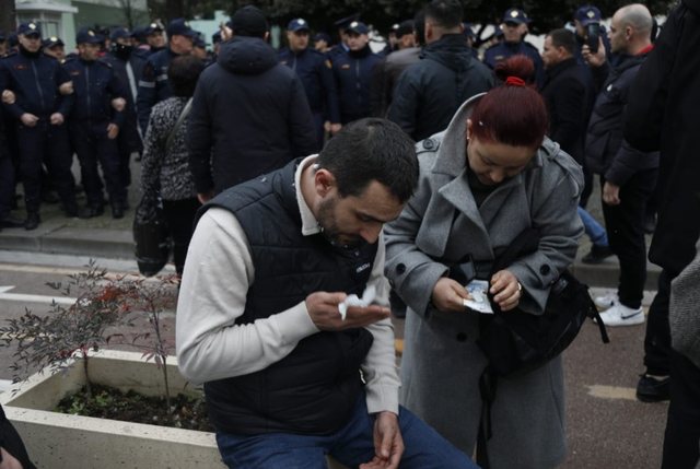 FOTOT/ Policia shoqëron përkrahësit e “Shqipëria