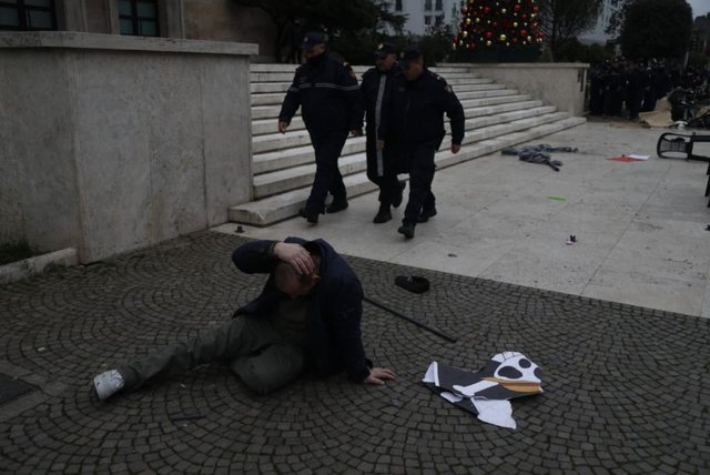 FOTOT/ Policia shoqëron përkrahësit e “Shqipëria
