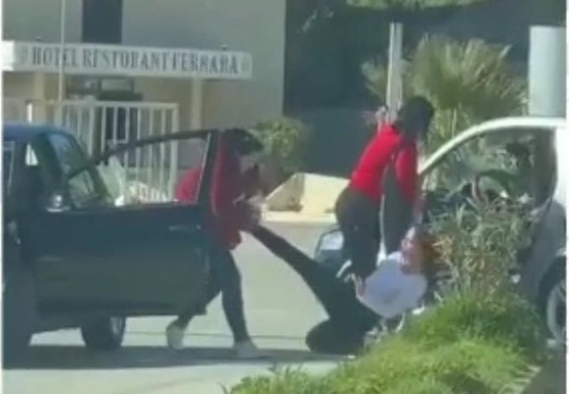 Mister shkaku/ Sherr mes dy vajzave në Tiranë, kapen nga flokët!