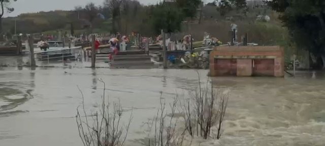 Jo vetëm banesa dhe toka, lumi Erzen përmbyt dhe varrezat