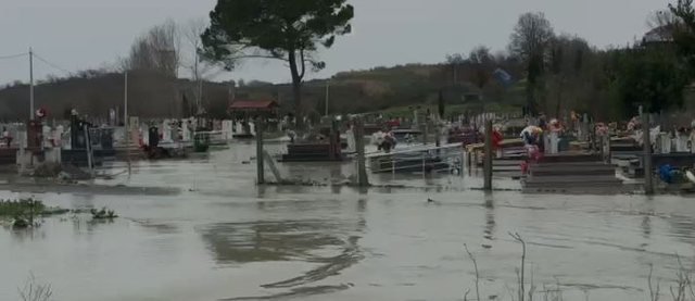 Jo vetëm banesa dhe toka, lumi Erzen përmbyt dhe varrezat