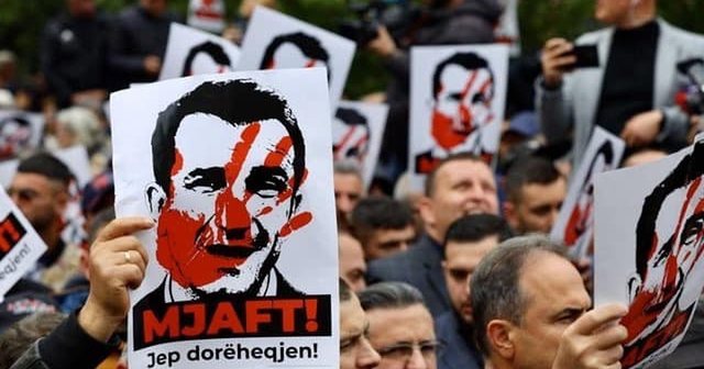 "Veliaj, xhepist i rëndomtë urbani”/ Protesta e