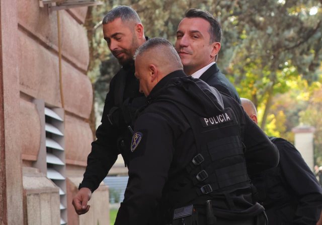 FOTOLAJM/ Shfaqja e parë publike pas arrestimit, momenti kur Erion Veliaj