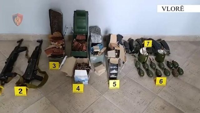 VIDEO/ Zbulohet një arsenal armësh në Vlorë: Sekuestrohen 2