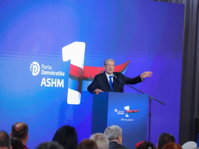 Berisha mbron Belerin gjatë takimit me emigrantët në Selanik: