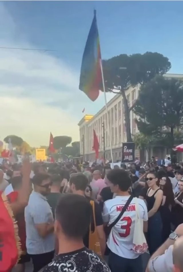 Protestuesit i hoq&euml;n t&euml; riut flamurin e LGBT, reagon Rama: Asnj&euml;