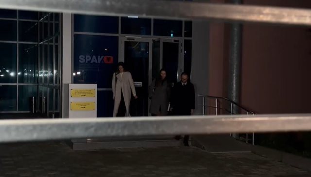 VIDEO/  GJKKO i hoqi masën “arrest në shtëpi”, Ajola
