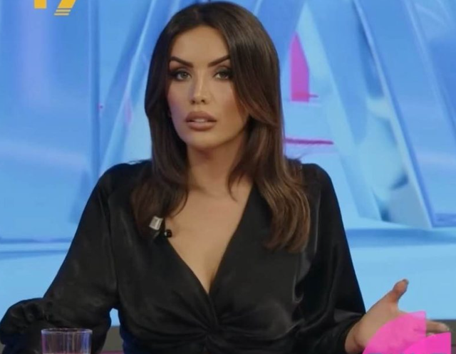 FOTOT/ “Flasin për ndershmëri me dashnoren në krah”,
