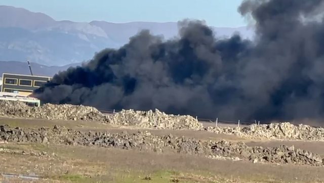 Zjarr në Durrës, shkrumbohen tre autobusë, forcat