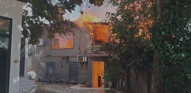 Zjarr te Pazari i Ri, flakët shkrumbojnë banesën dy-katëshe.