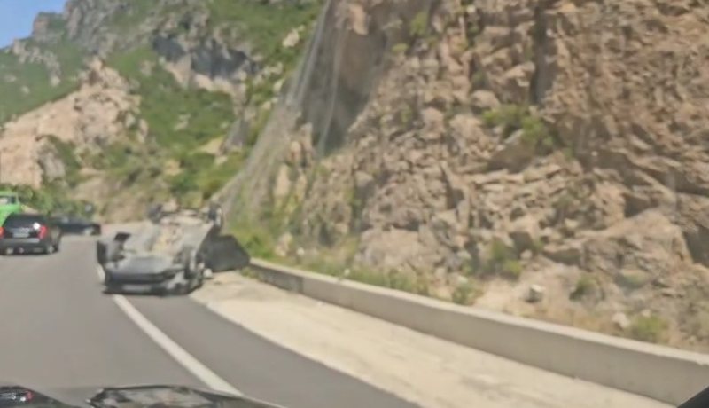 Aksidentohen dy makina, njëra përmbyset në rrugë! Detajet e
