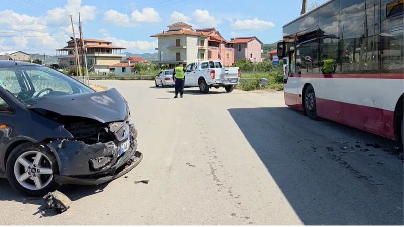 Makina përplaset me autobusin e linjës Fier–Roskovec, një i