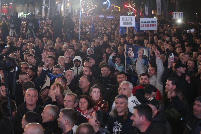 Protesta e opozitës, policia arreston të riun që plagosi tre
