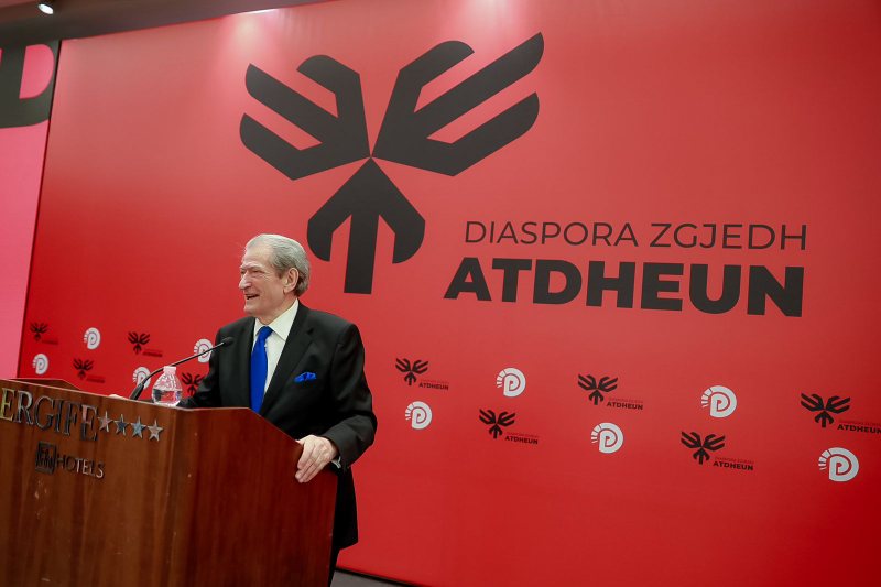 Sali Berisha flet në takimin me emigrantët në Itali: Përulem