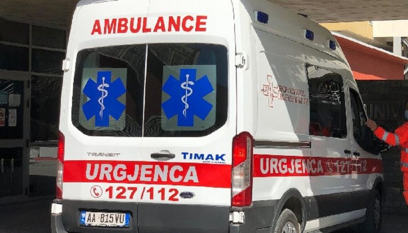 Shembet muri rrethues i një banese dhe zë poshtë një