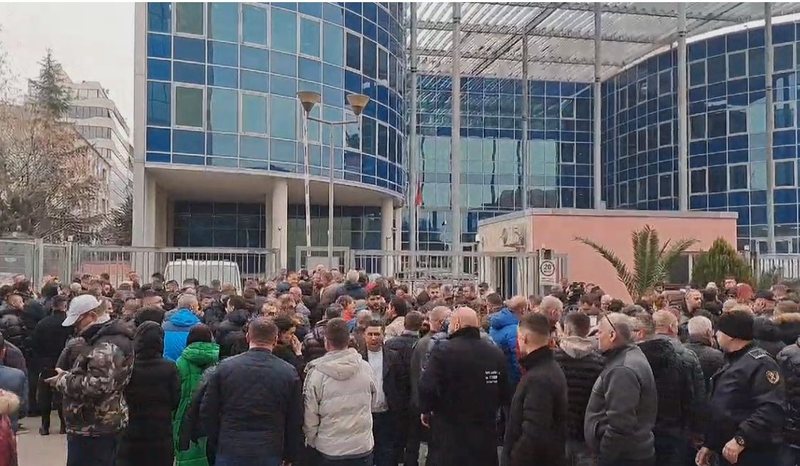 Punonjësit e bashkisë dhe mbështetësit mblidhen para