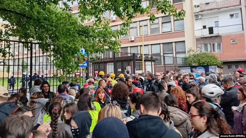 Arrestimi i aktivistëve në Serbi, vazhdon bllokada e gjykatës