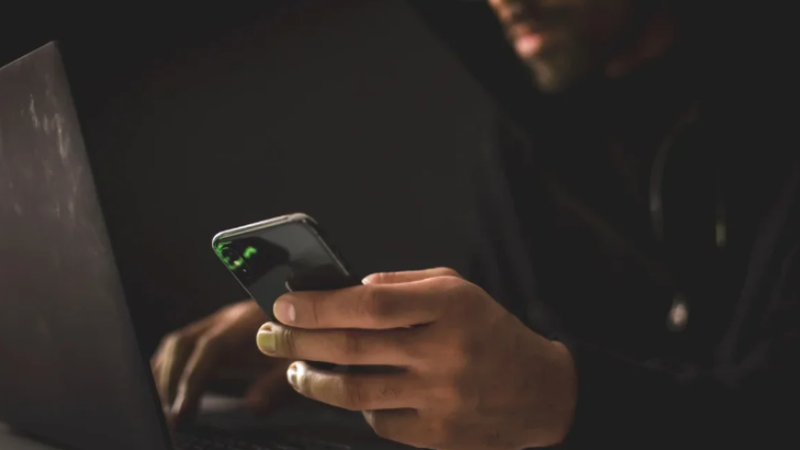 Mashtrimi me pagesat, FBI paralajmëron përdoruesit e iOS dhe Android