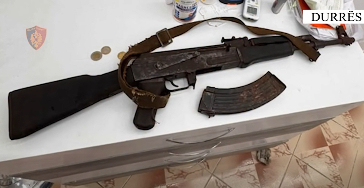 Kanosi me kallashnikov 69-vjeçarin pas një konflikti, arrestohet