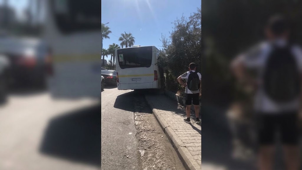 Kthesa e Kamz&euml;s/ Autobuzi i linj&euml;s Vor&euml;-Tiran&euml;