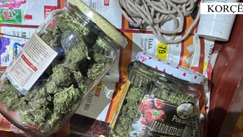 Theu arrestin në shtëpi dhe plagosi me thikë 19-vjeçarin,