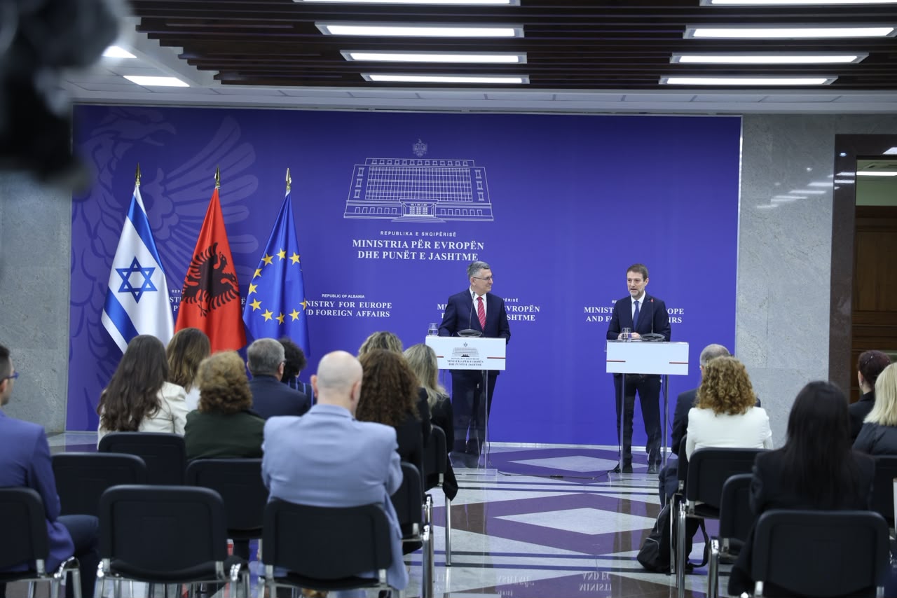 Vizita/ 'Siguria mbetet shtylla ky&ccedil;e', Hoxha me ministrin
