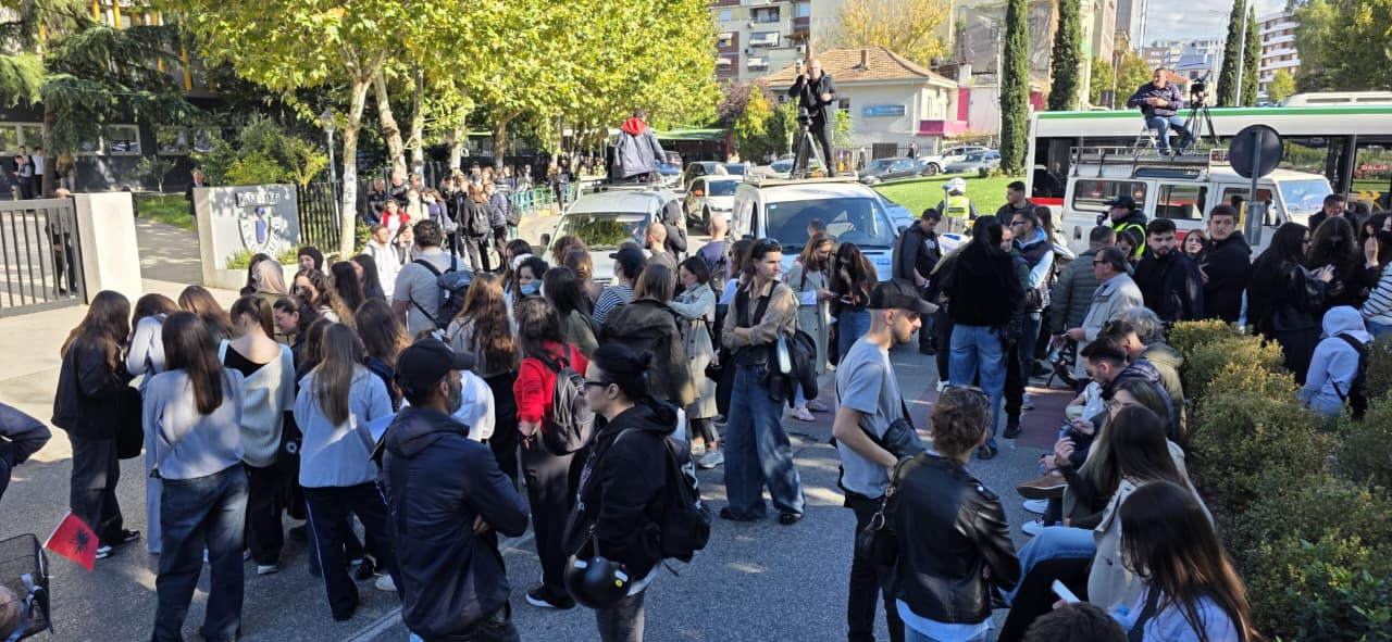 VIDEO/ Një grup protestuesish futen brenda Ekonomikut, thirrje