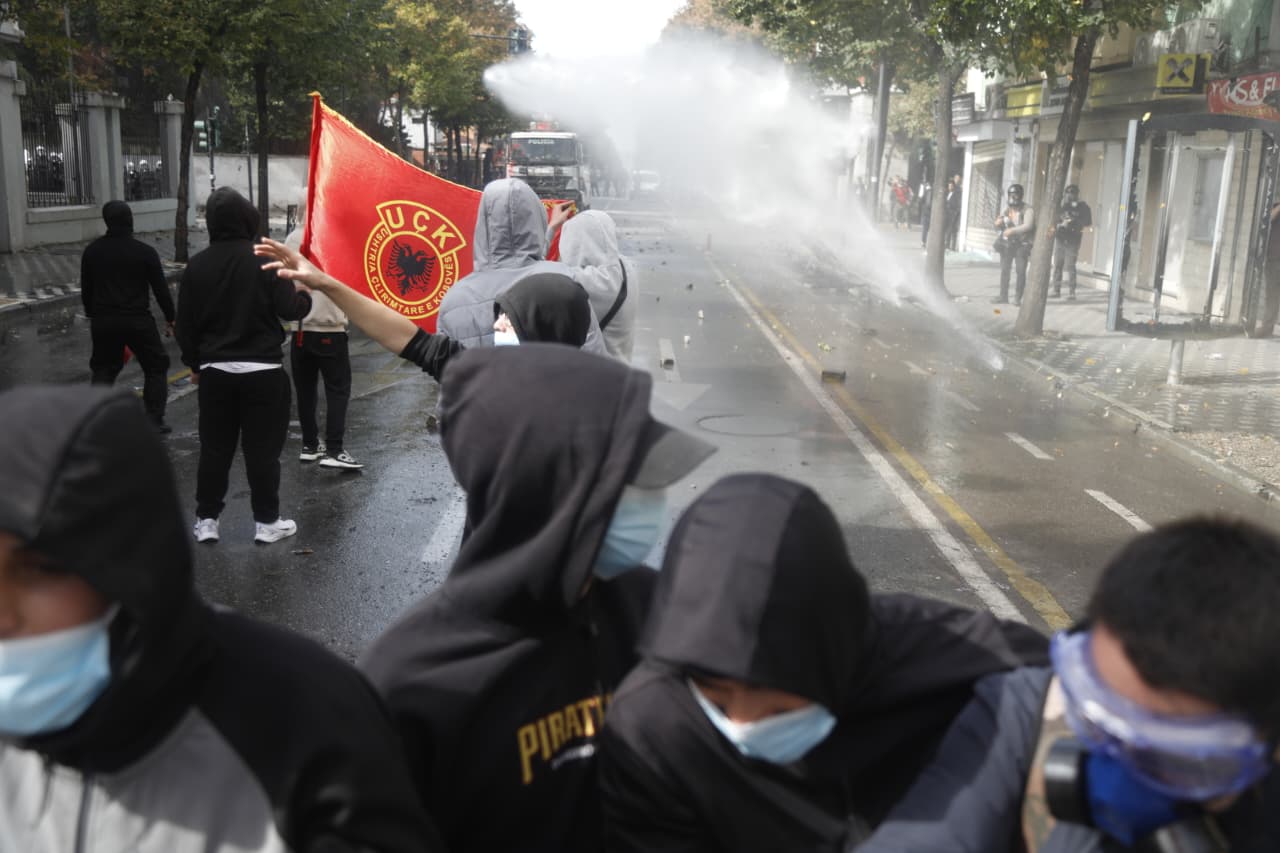 Reagimi/ Flamuri i UÇK-së gjatë protestës në