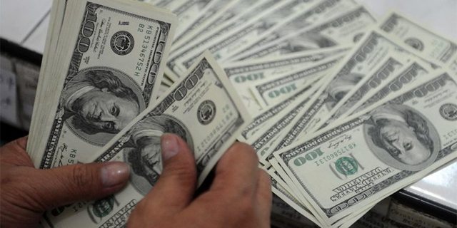 Dollari “mposht” valutat e tjera, arrin nivelin më të
